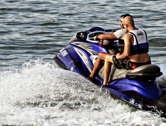 Pilotare la moto d'acqua blu